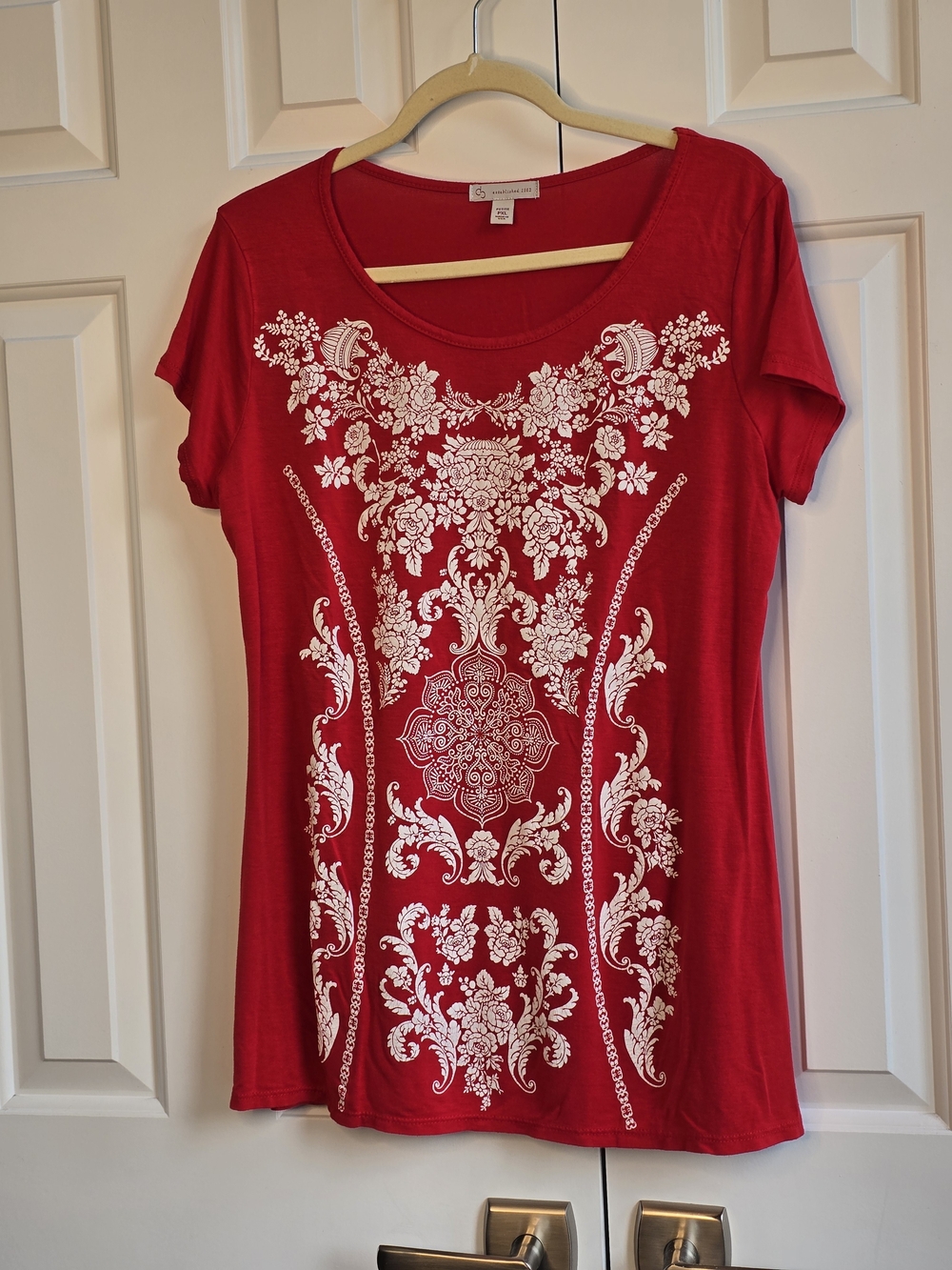 DB Established In 1962 Red Scoop-Neck Tee with White Floral Scroll